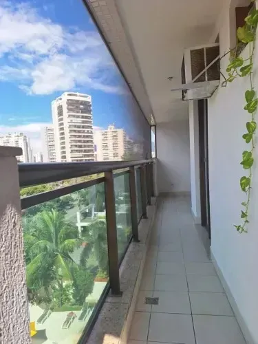 Apartamento com 2 quartos, 2 banheiros e varanda com vidro — photo 12