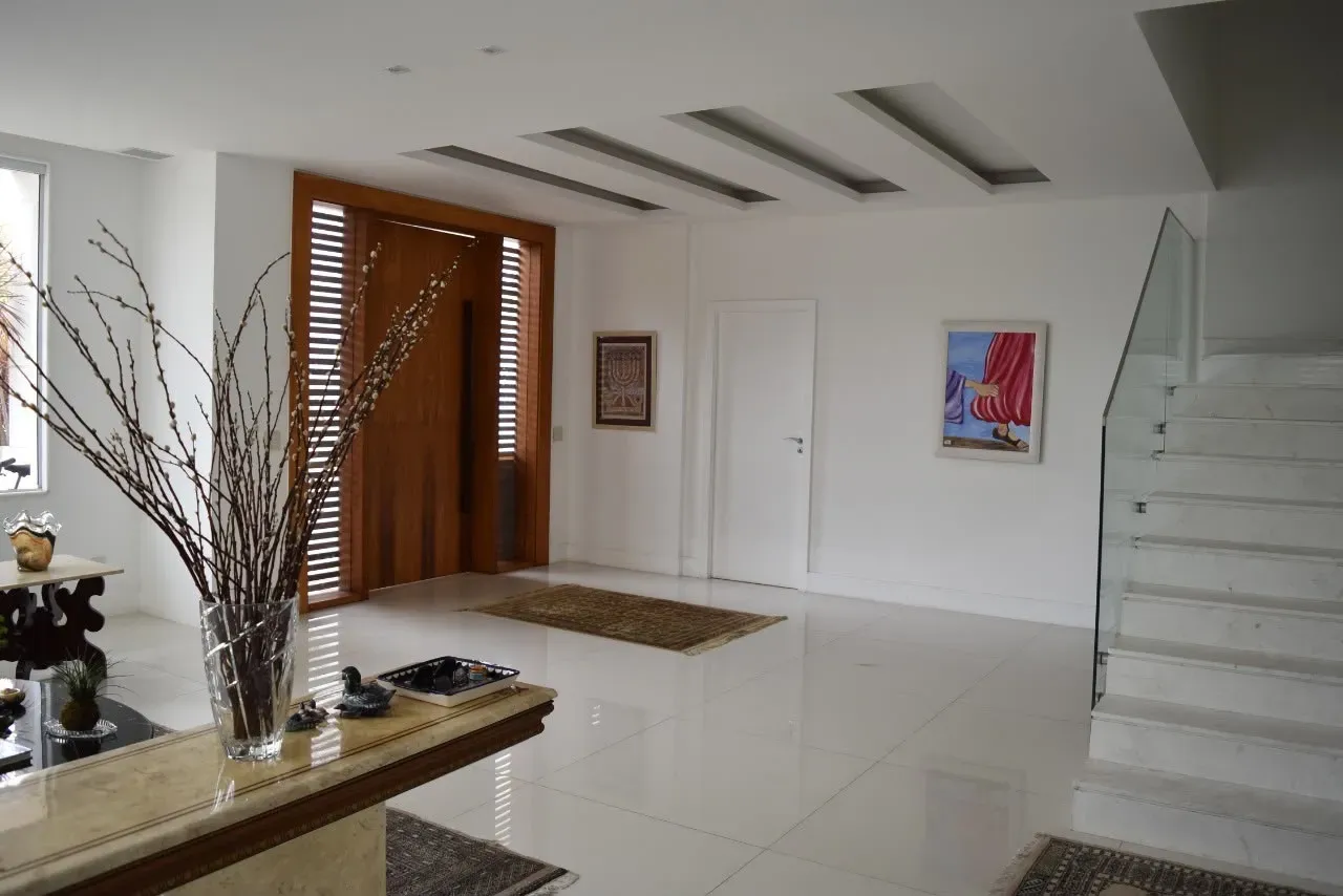 600 m² house with a private pool and a bathtub — photo 21