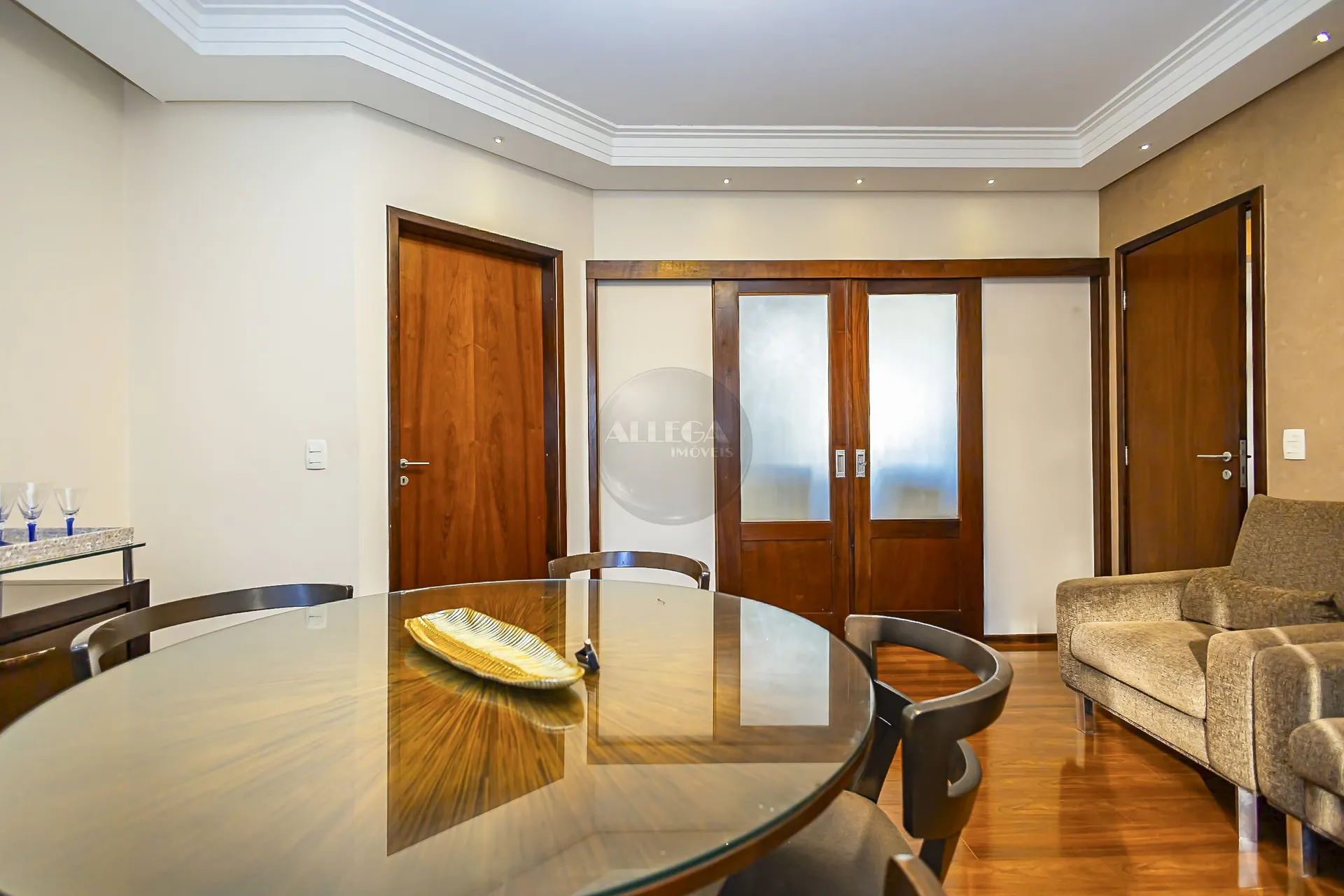 Apartamento com 4 quartos e piso de madeira na sala — photo 17