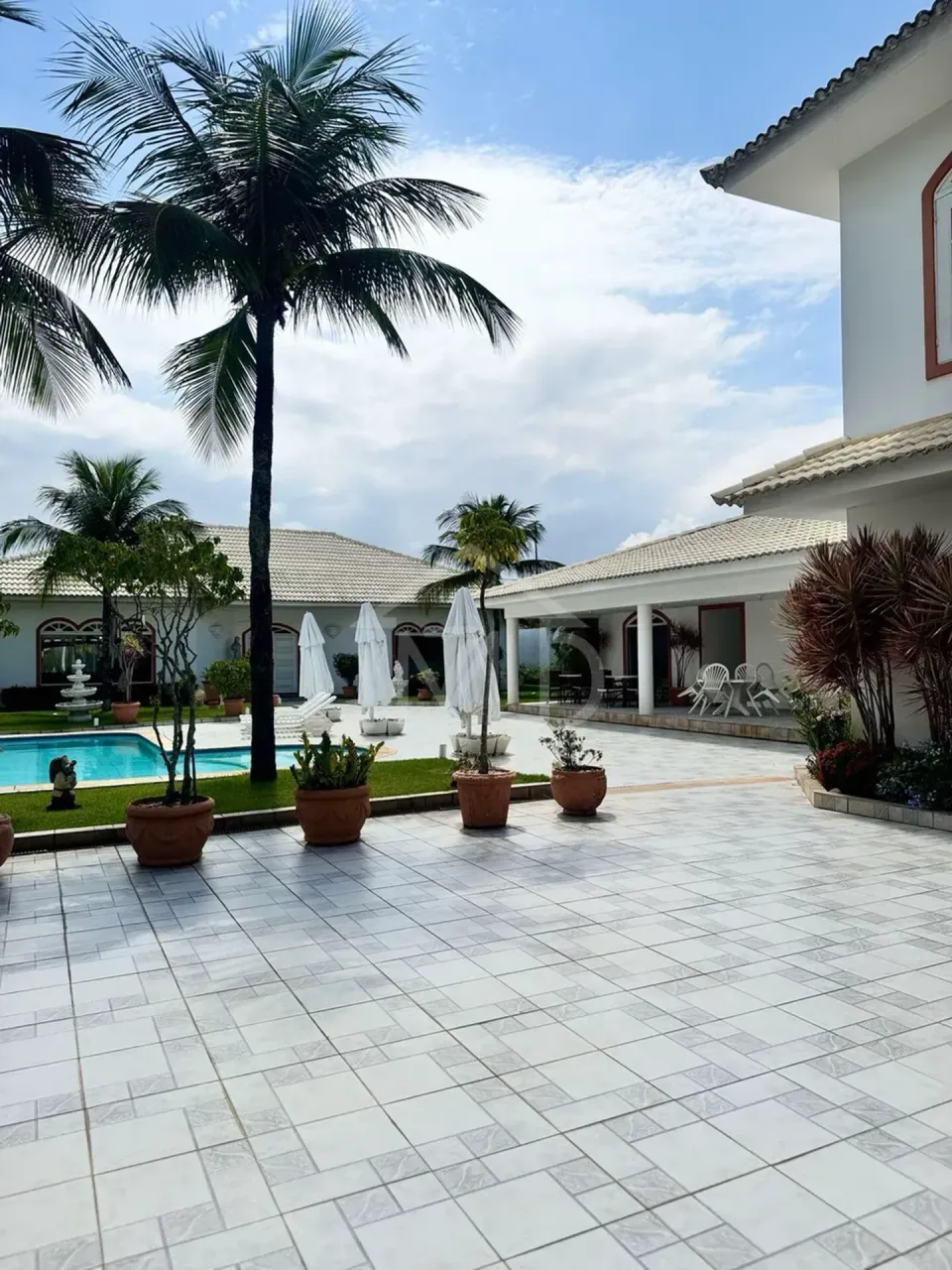 House with 5 bedrooms and 5 baths with tile floors — photo 16