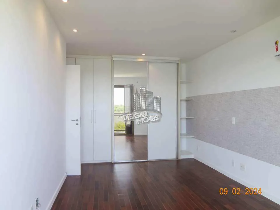 Balcony with a grill in a 3-bedroom apartment, 129 m² — photo 48