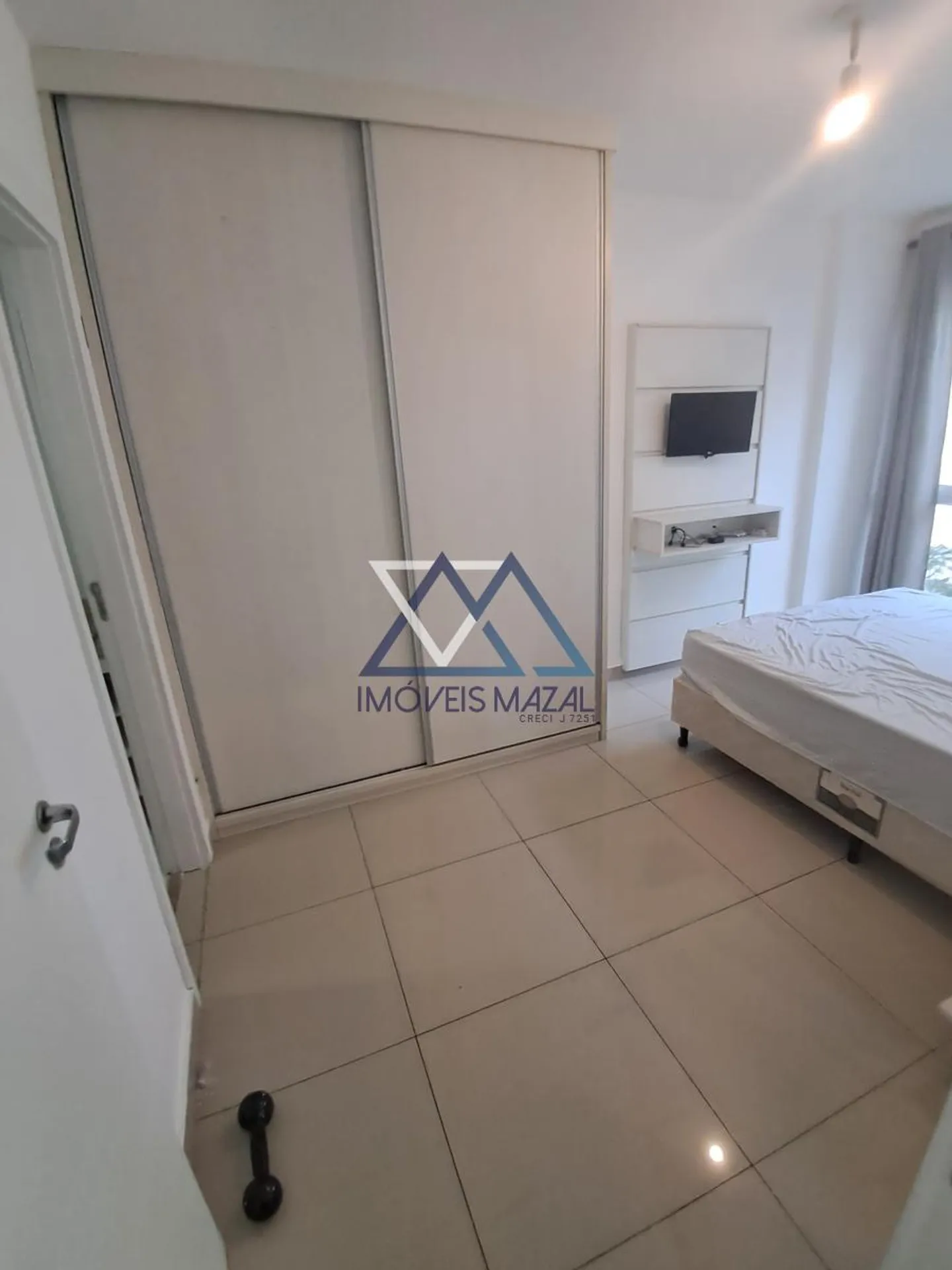 Квартира 70 м² с застеклённым балконом и камином — photo 37
