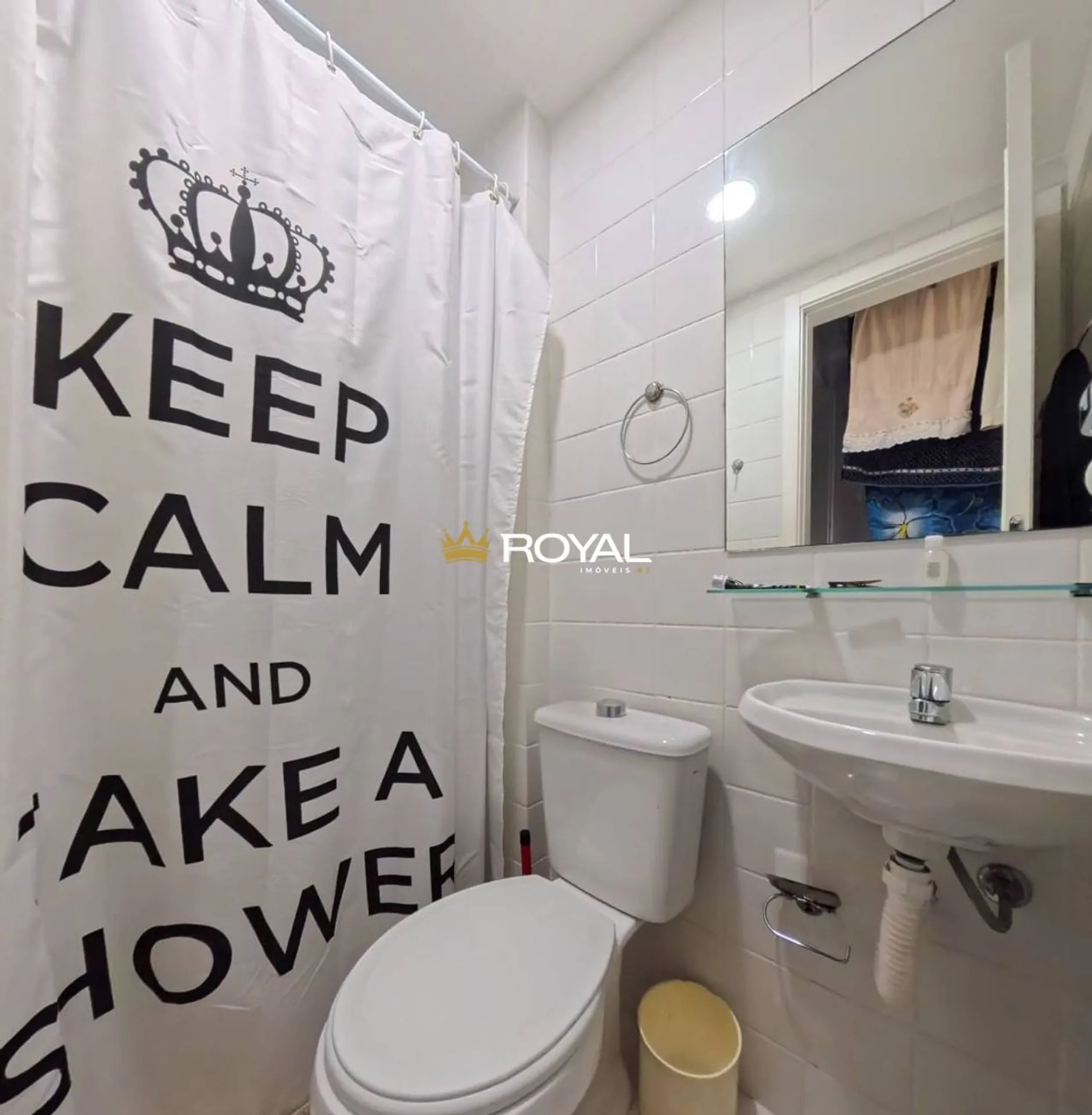 4-bedroom apartment in a building with a pool — photo 3