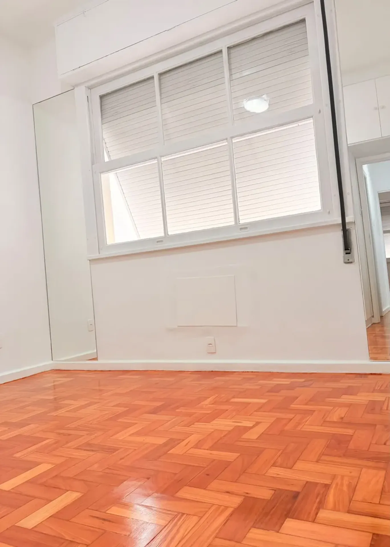 Apartment on the 8th floor with wood or laminate floors — photo 17