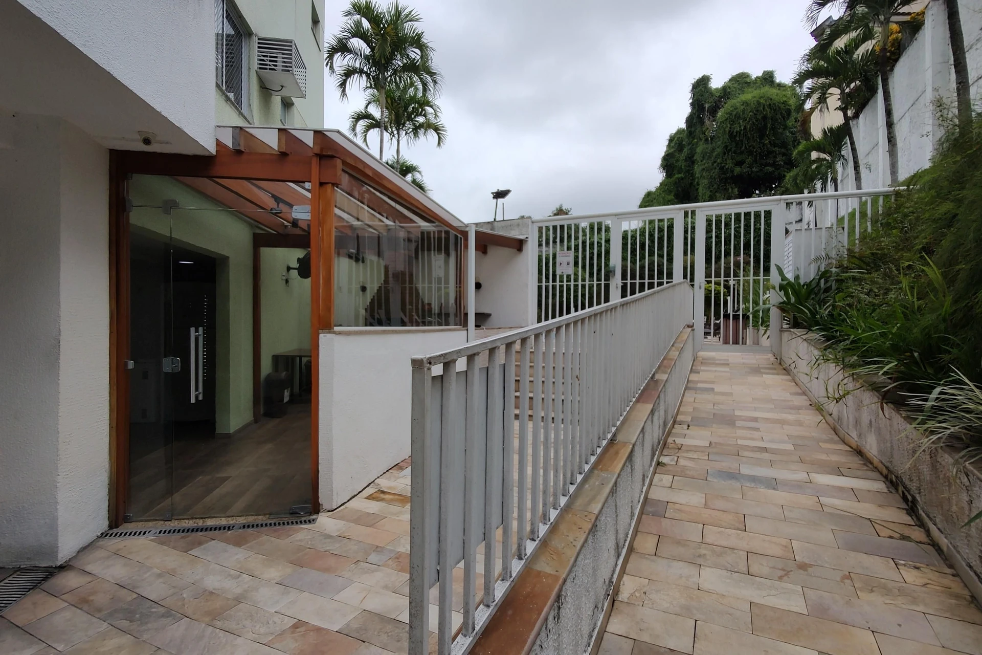 Furnished apartment with 3 bedrooms and 2 parking spots — photo 35
