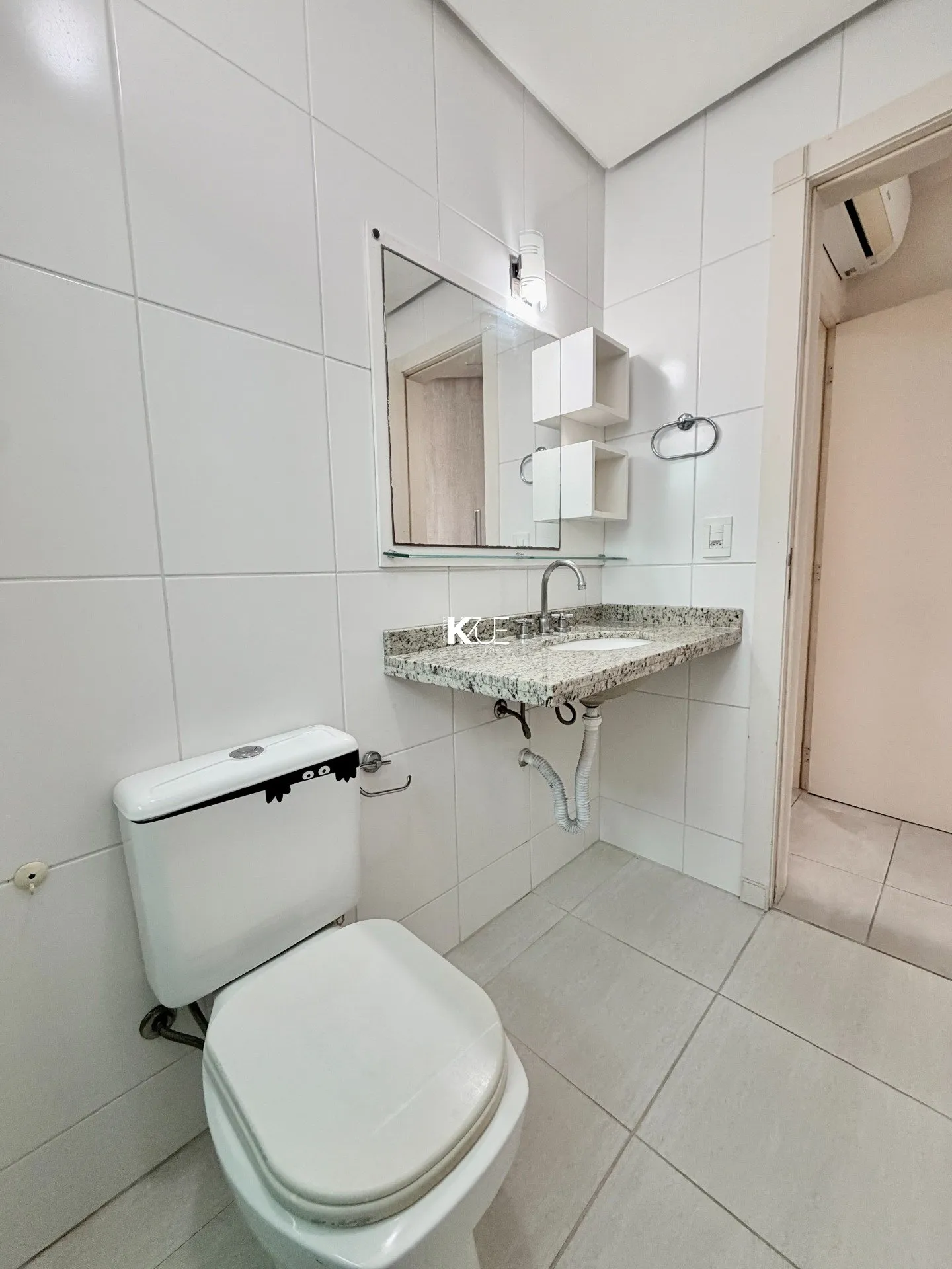 Balcony with a grill in a 2-bedroom apartment, 83 m² — photo 10