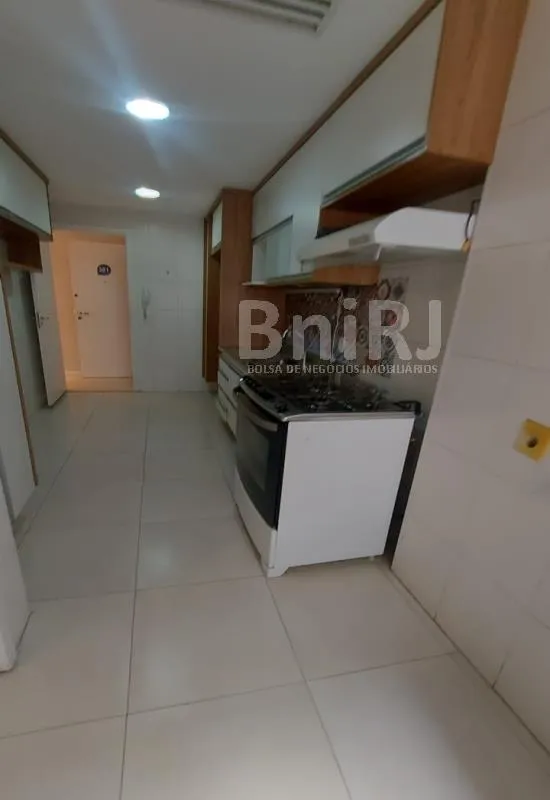 3-bedroom apartment in a building with a pool — photo 6