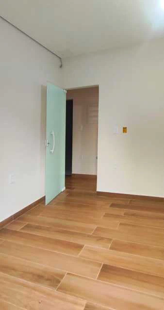 House with 3 bedrooms and a glass shower enclosure — photo 12