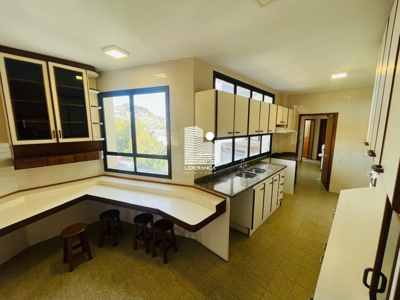 350 m² apartment with 3 en-suite bedrooms and 3 parking — photo 2