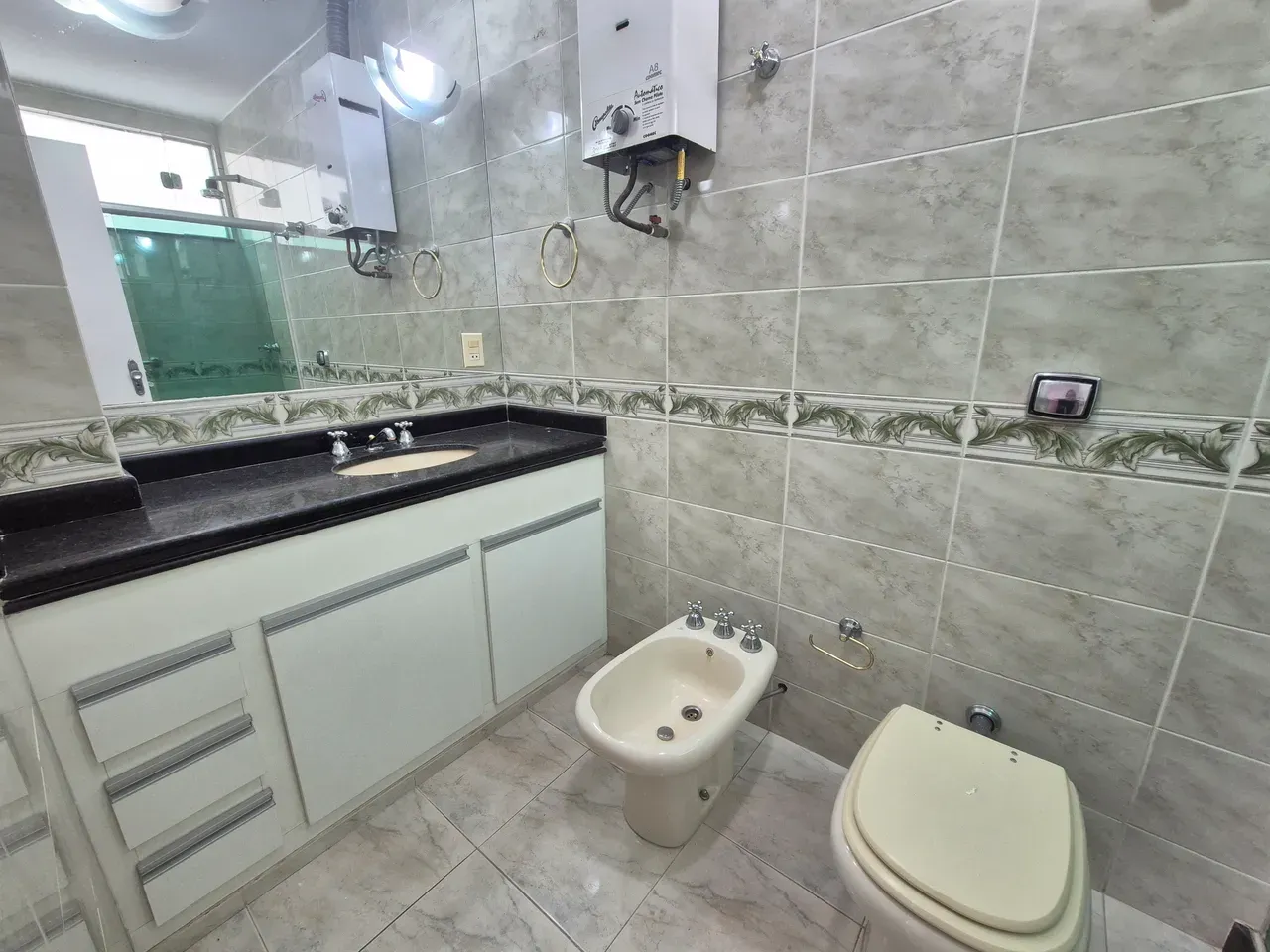 Bathtub in a 3-bedroom apartment, 165 m² — photo 13