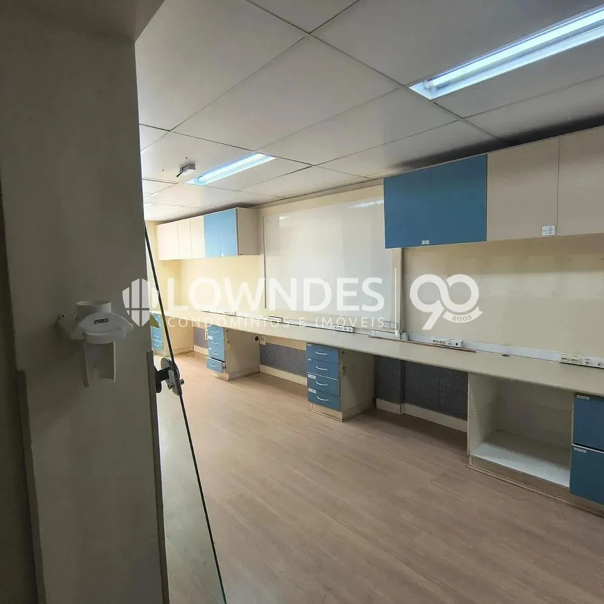 Здається будинок без меблів 352 м² з 9 ванними
