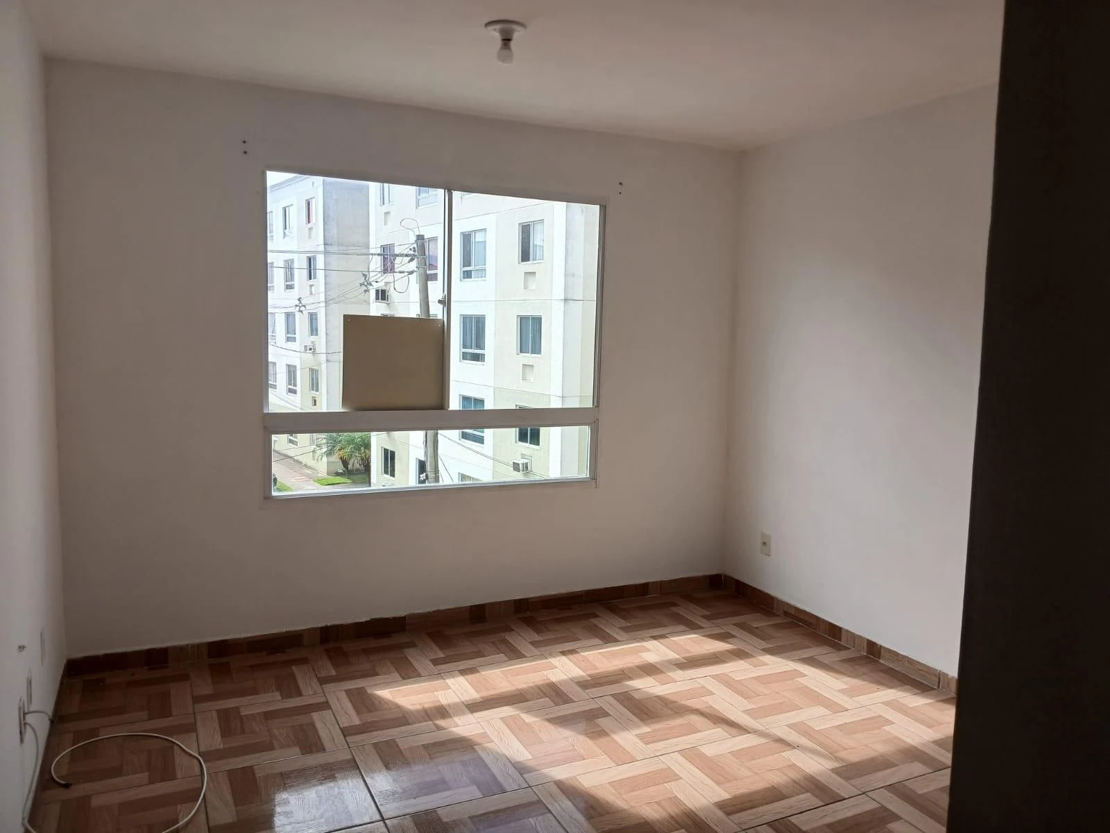 Apartamento sem mobília com box de vidro no banheiro — photo 5