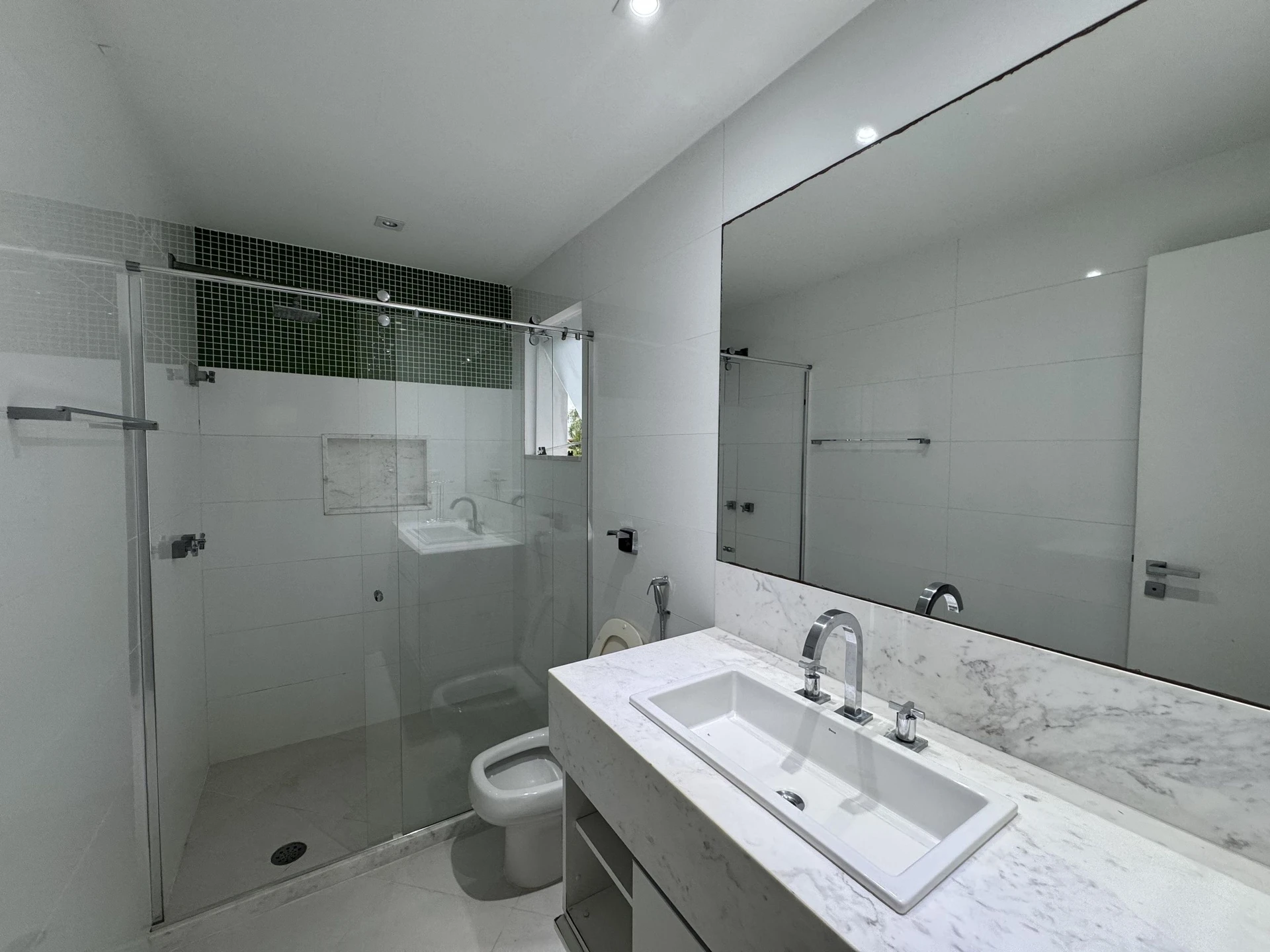 Bathtub in a 5-bedroom house, 1000 m² — photo 21