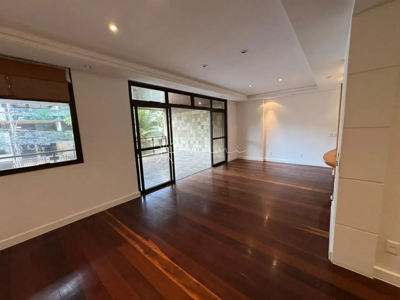 Wood or laminate floors in a 3-bedroom apartment, 140 m² — photo 15