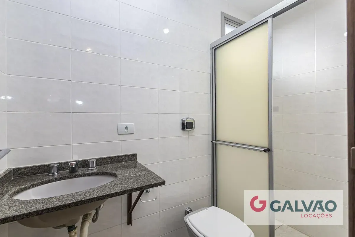 2-bedroom apartment in a building with a gym — photo 12