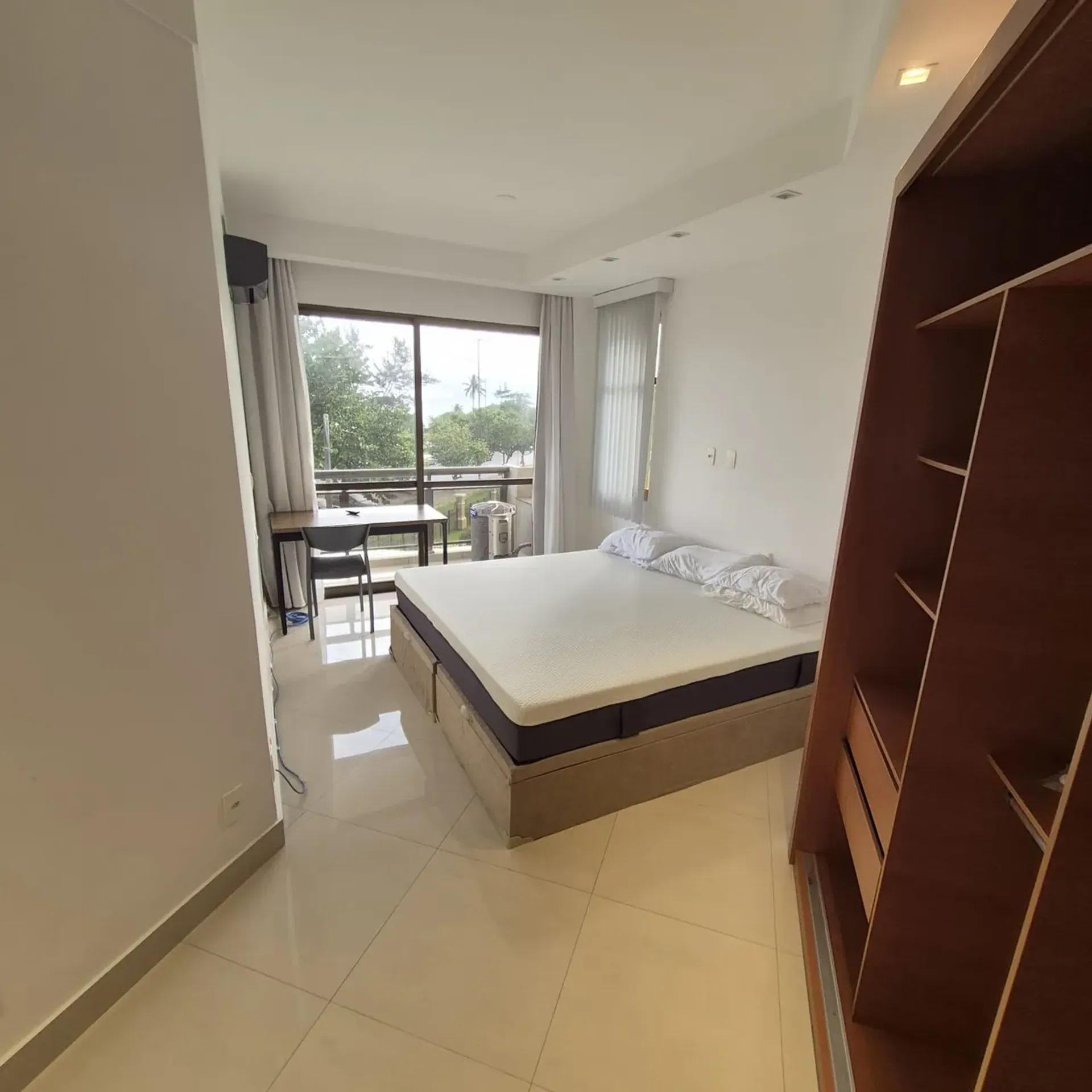 Furnished 1-bedroom apartment with open-plan kitchen — photo 21