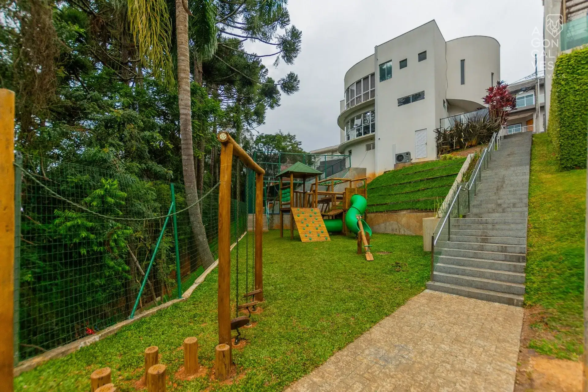 Furnished house with 4 bedrooms and 5 bathrooms — photo 49