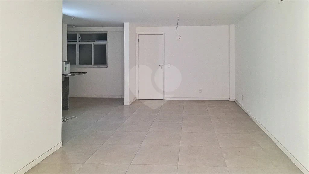 Glass-enclosed balcony in a one-bedroom apartment, 68 m² — photo 8