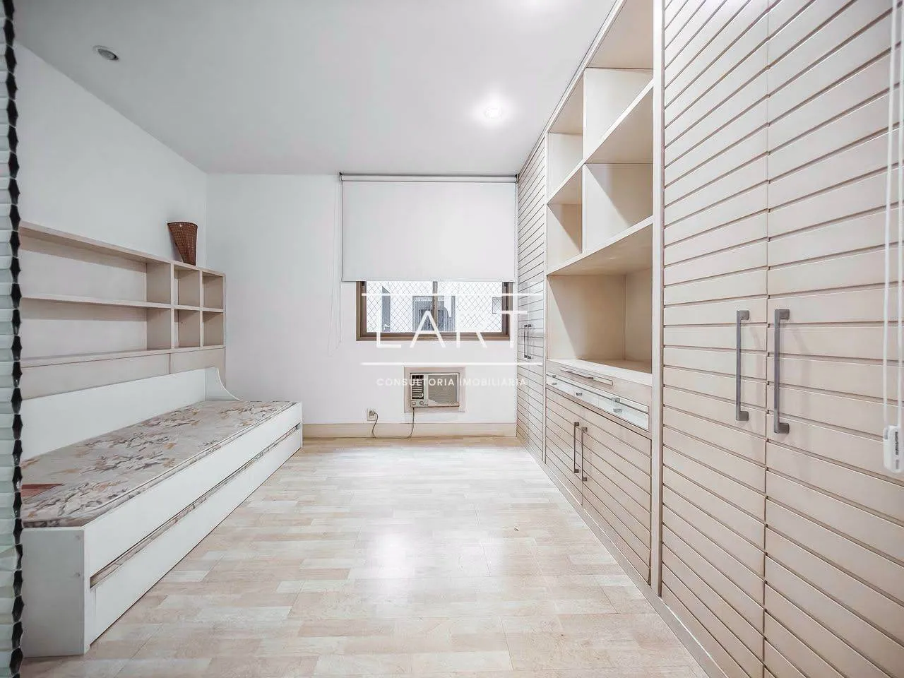 Home office in a 3-bedroom apartment, 191 m² — photo 6
