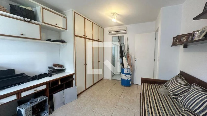 Walk-in closet in a 5-bedroom house, 250 m² — photo 16