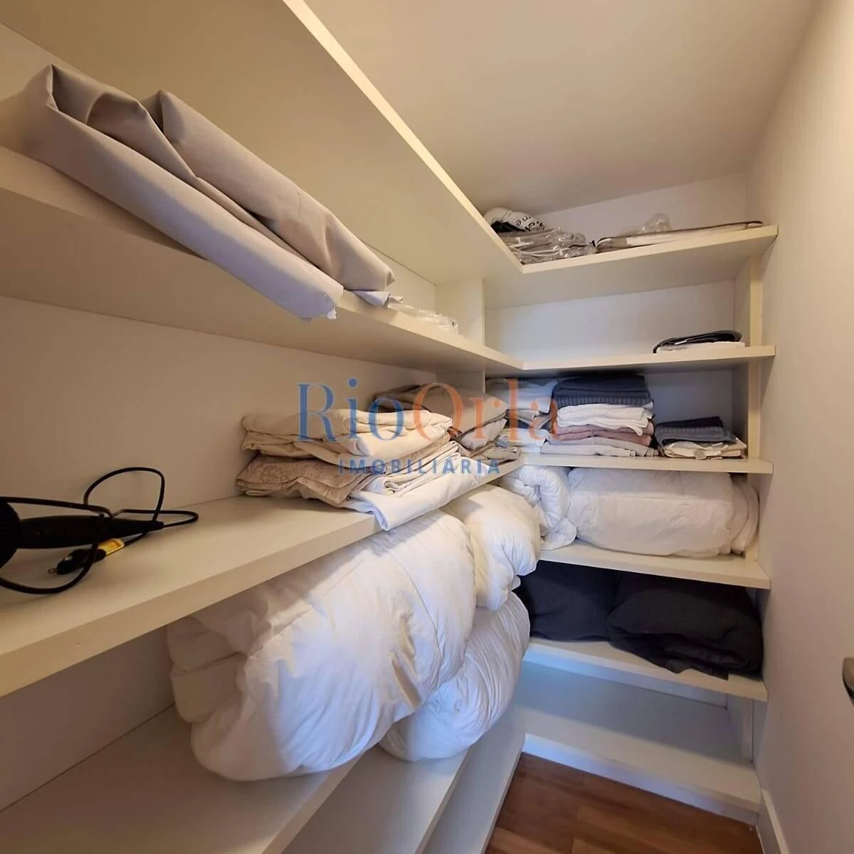 4-bedroom apartment with a walk-in closet — photo 8