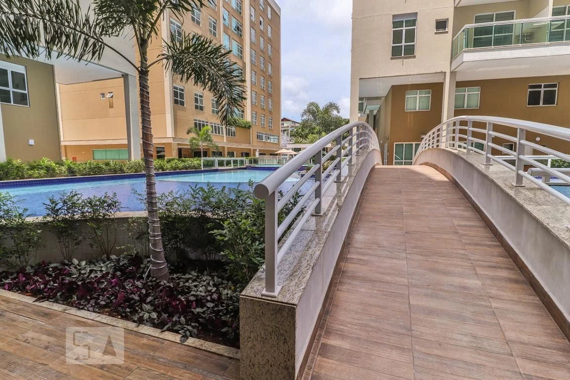 Furnished 1-bedroom apartment with a glassed balcony — photo 30