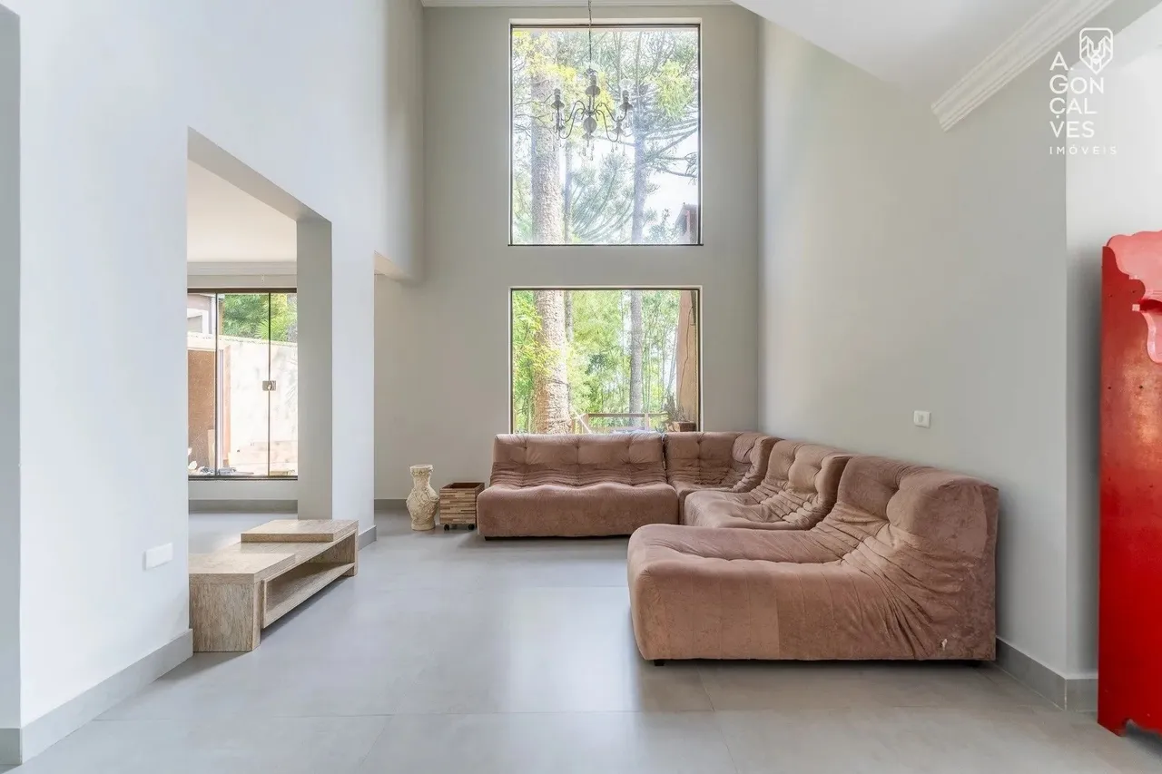 Condominium house with 5 bedrooms, 1 suite and 4 parking spots