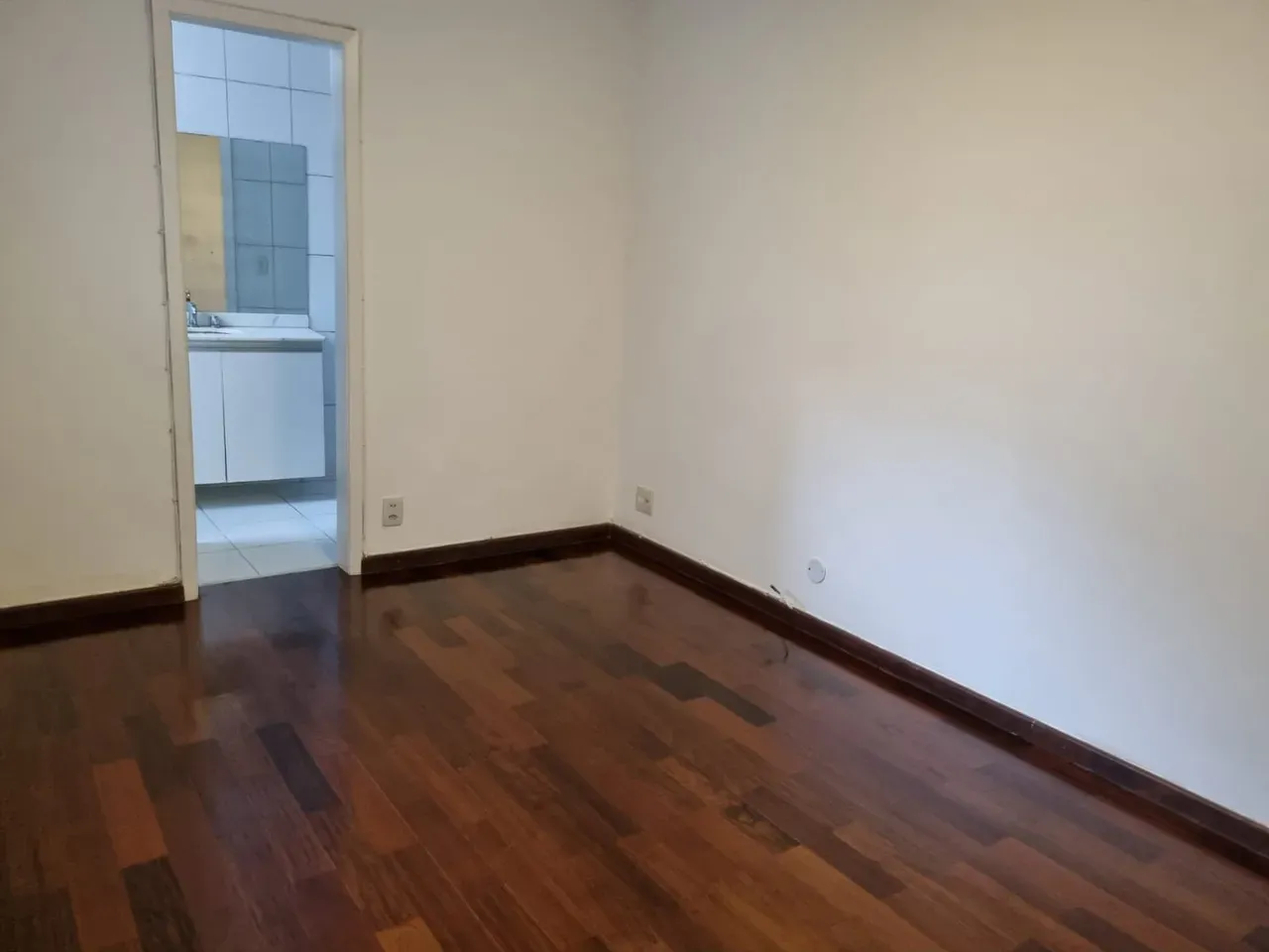 Walk-in closet in a 4-bedroom apartment, 185 m² — photo 10