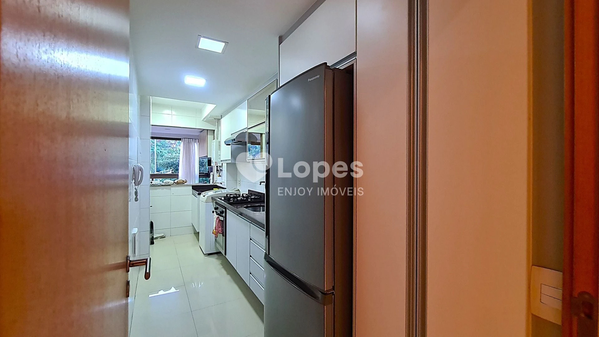 Furnished 2-bedroom apartment with a desk and 71 m² — photo 17