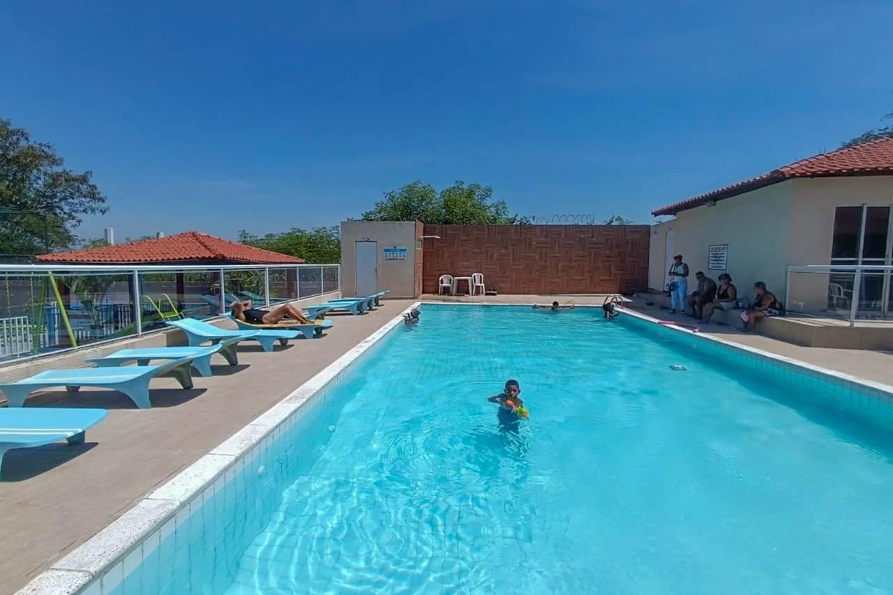 Furnished 2-bedroom apartment with condo pool — photo 10