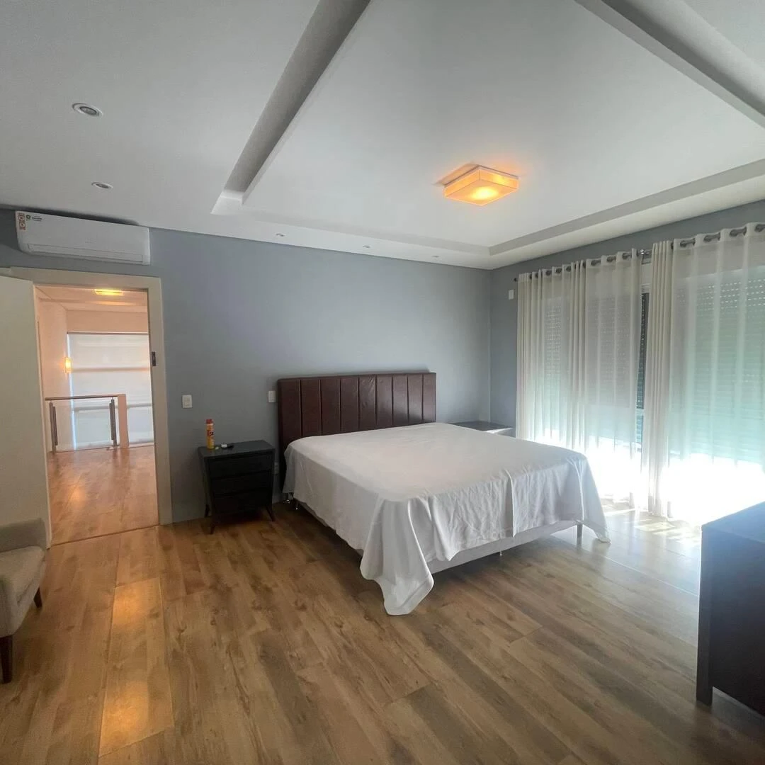 5-bedroom house with a glass-enclosed balcony — photo 30