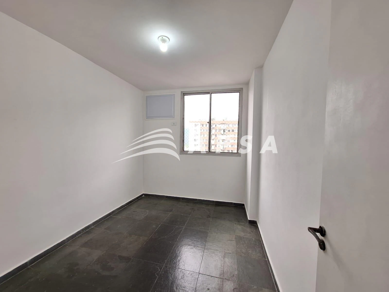 Unfurnished 57 m² apartment with 2 bedrooms and a balcony — photo 3