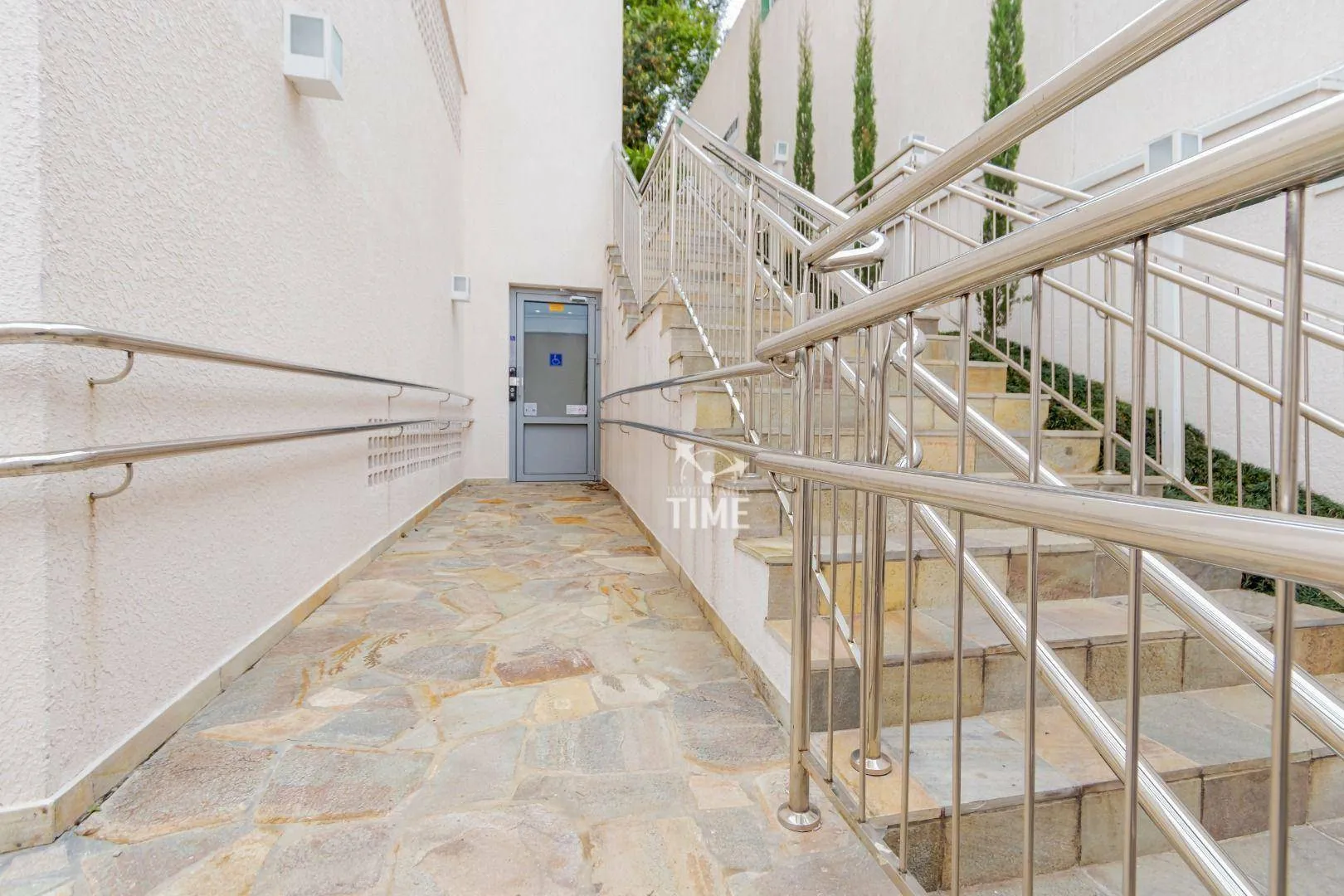 Balcony with a grill in a 3-bedroom apartment, 107 m² — photo 94