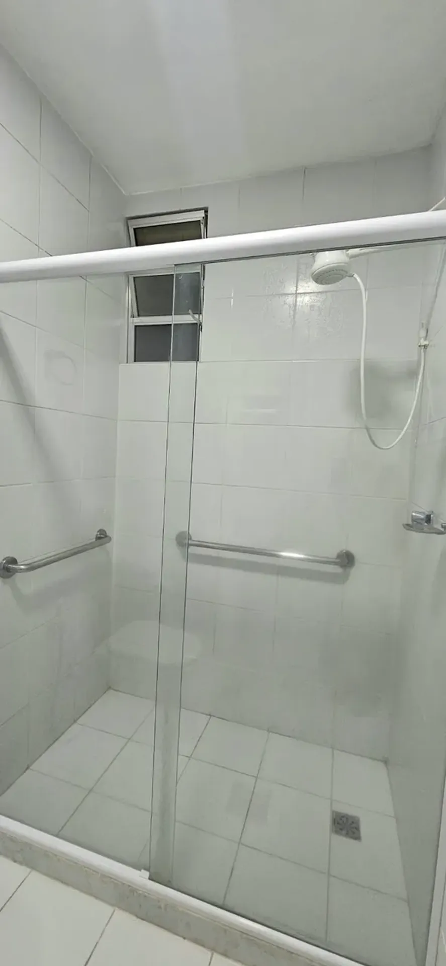 Apartamento de 2 quartos com piso de madeira ou laminado — photo 9
