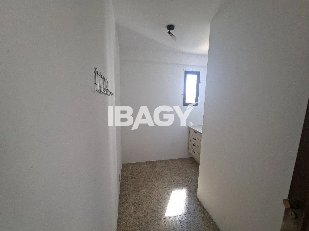 302 m² apartment with a water view and a bathtub — photo 44