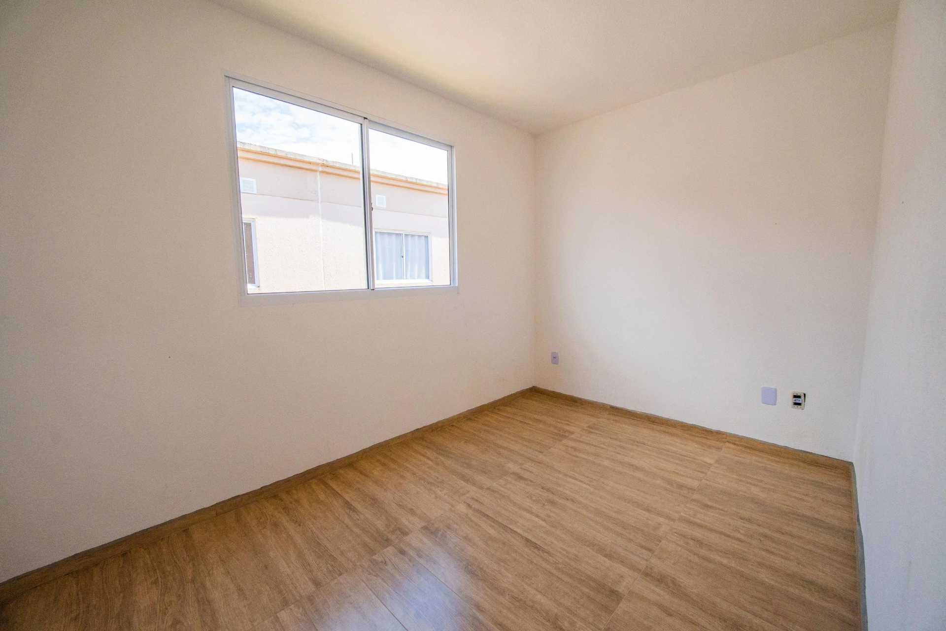 2-bedroom apartment with wood or laminate floors in Curitiba — photo 3
