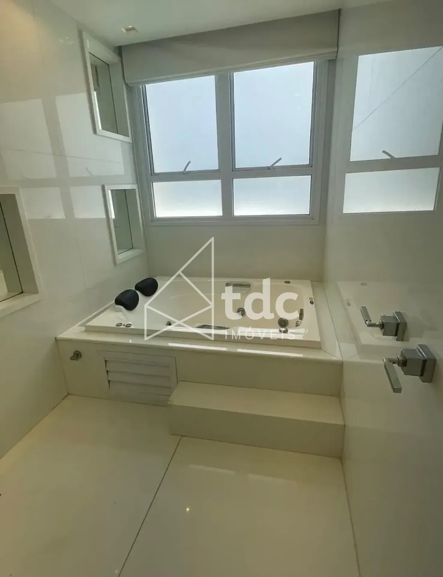 Bathtub in a 5-bedroom house, 900 m² — photo 18