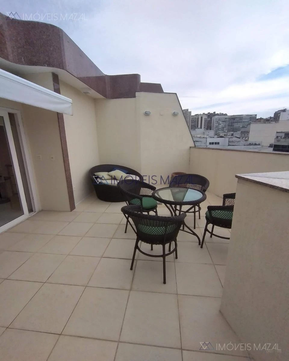 Glass-enclosed balcony in a one-bedroom apartment, 102 m² — photo 21