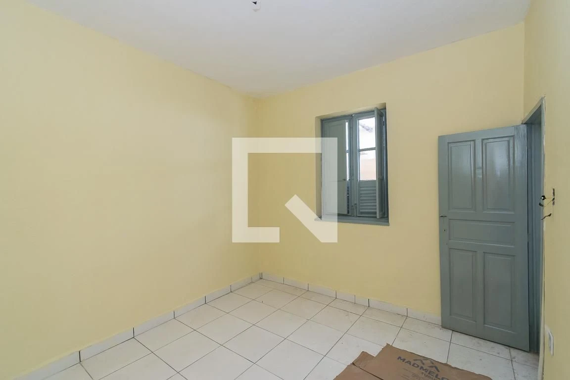 Casa com 1 quarto e 1 banheiro, sem garagem