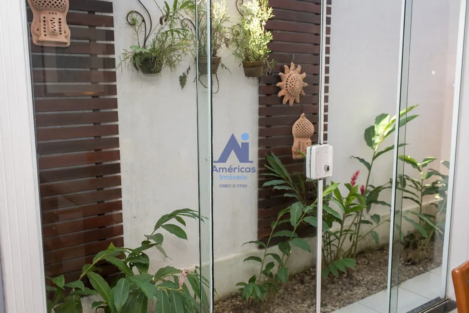 Unfurnished house with 4 bedrooms and 5 bathrooms — photo 36