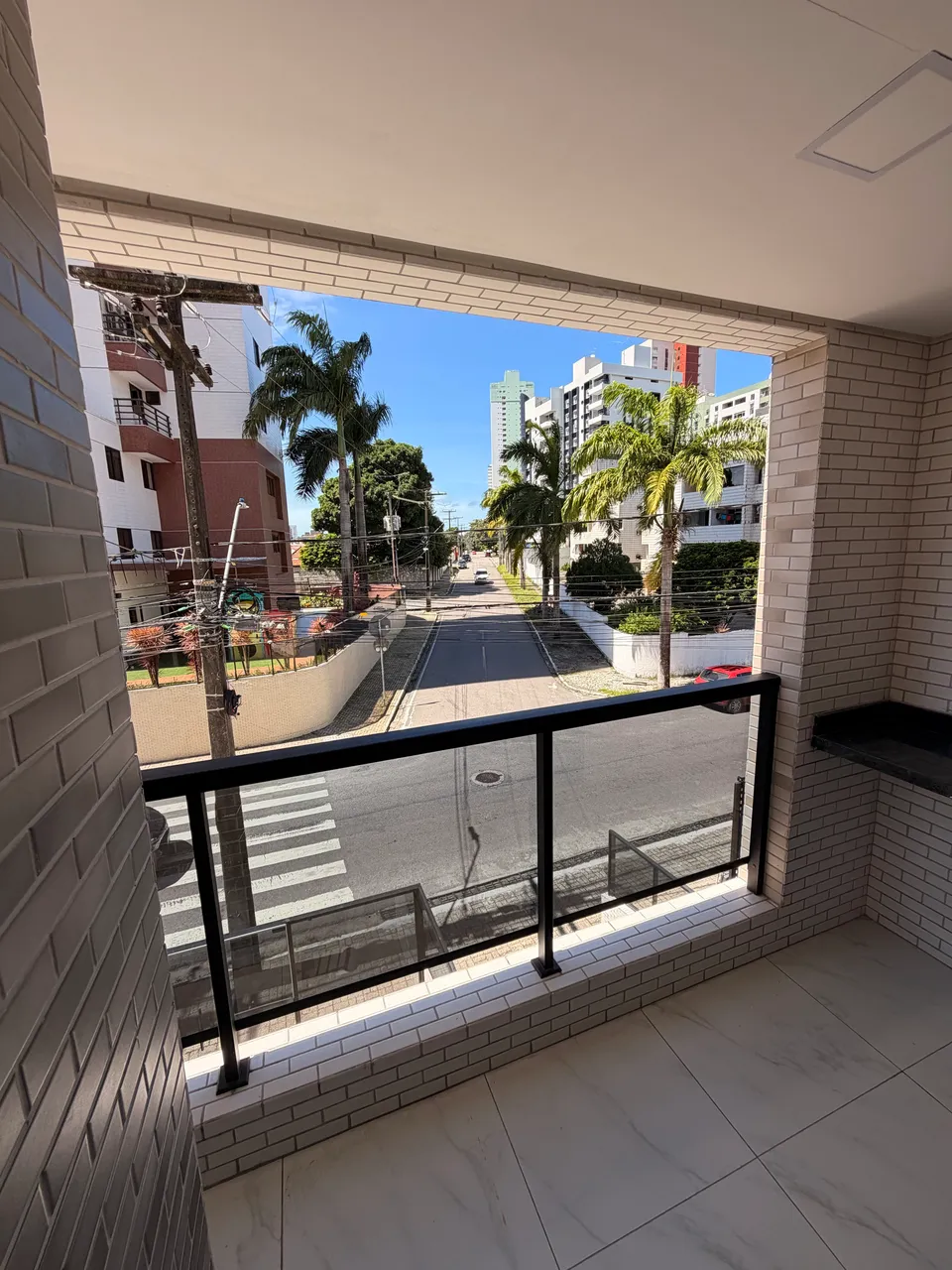 Apartamento de 2 quartos em condomínio com piscina