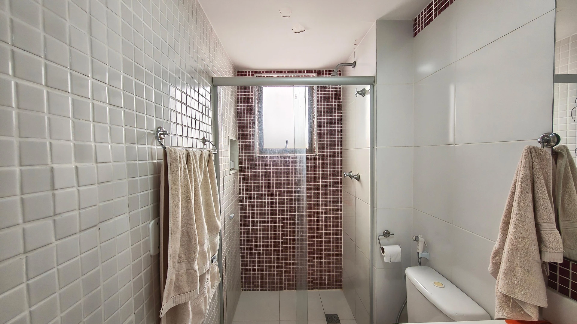 One-bedroom apartment in a building with a gym — photo 33