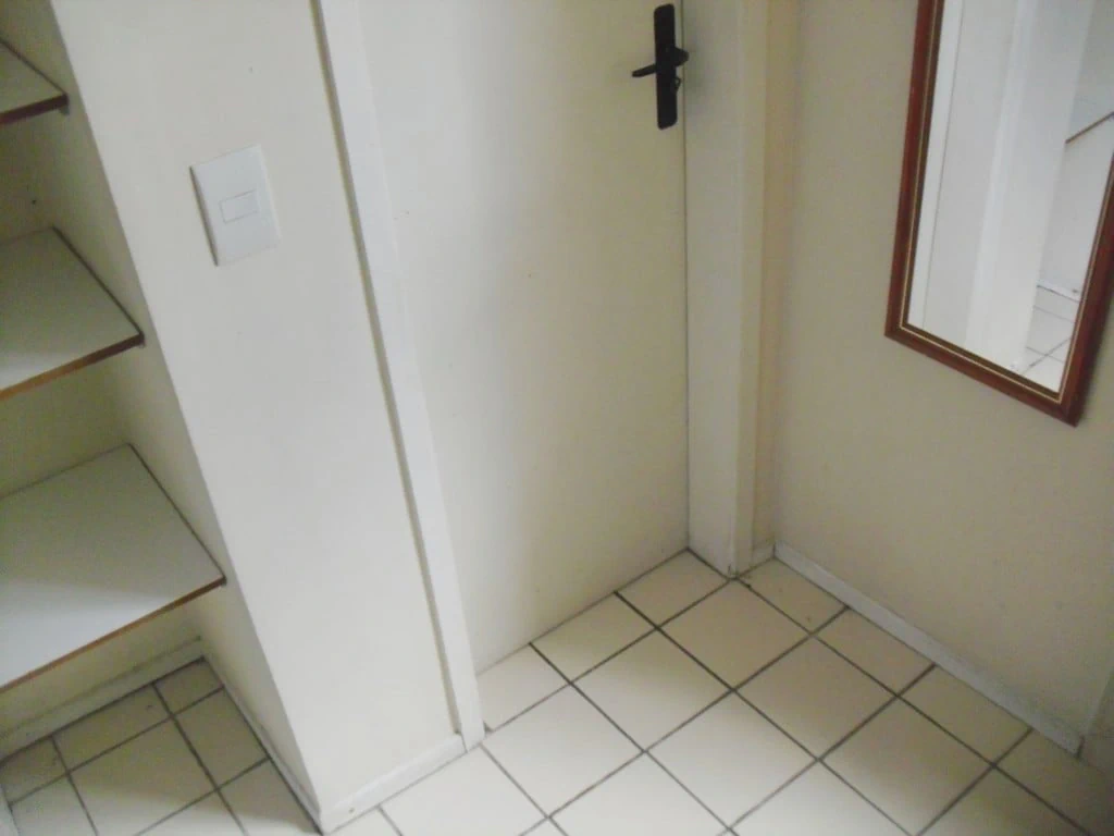 Wood or laminate floors in a 2-bedroom apartment, 122 m² — photo 19