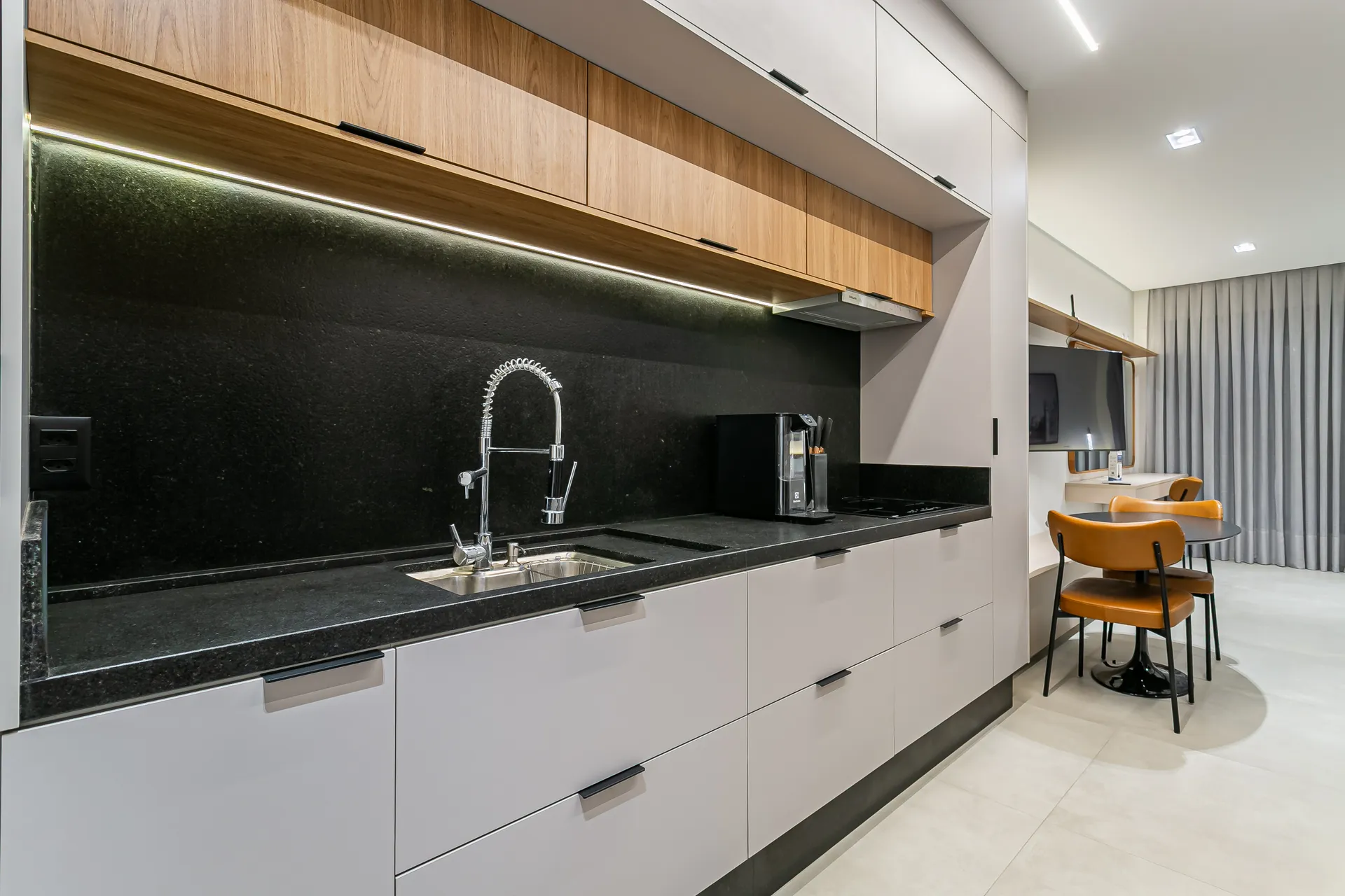 Furnished studio with open-plan kitchen and 39 m² — photo 5