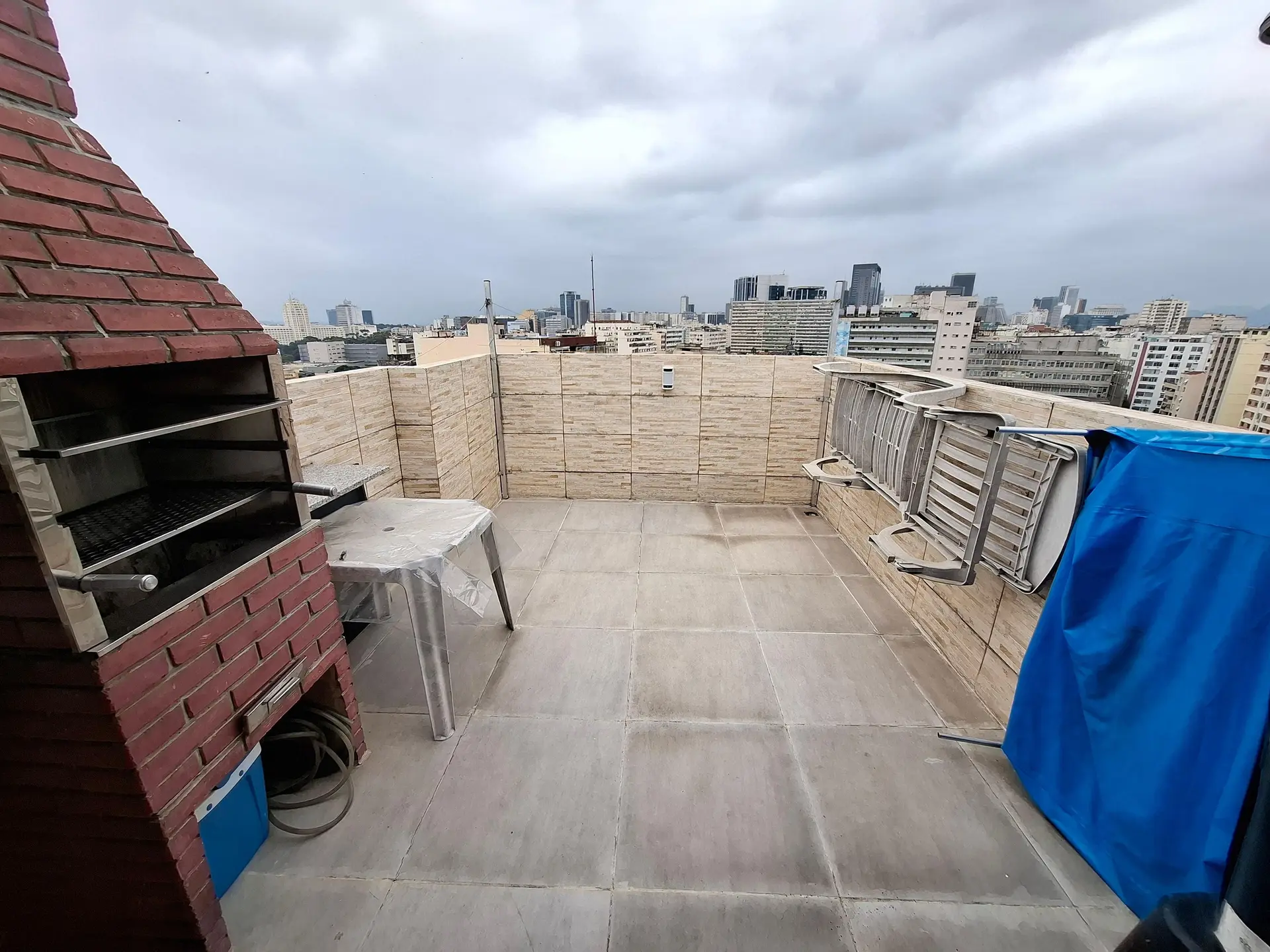 Balcony with a grill in a 2-bedroom apartment, 90 m² — photo 7