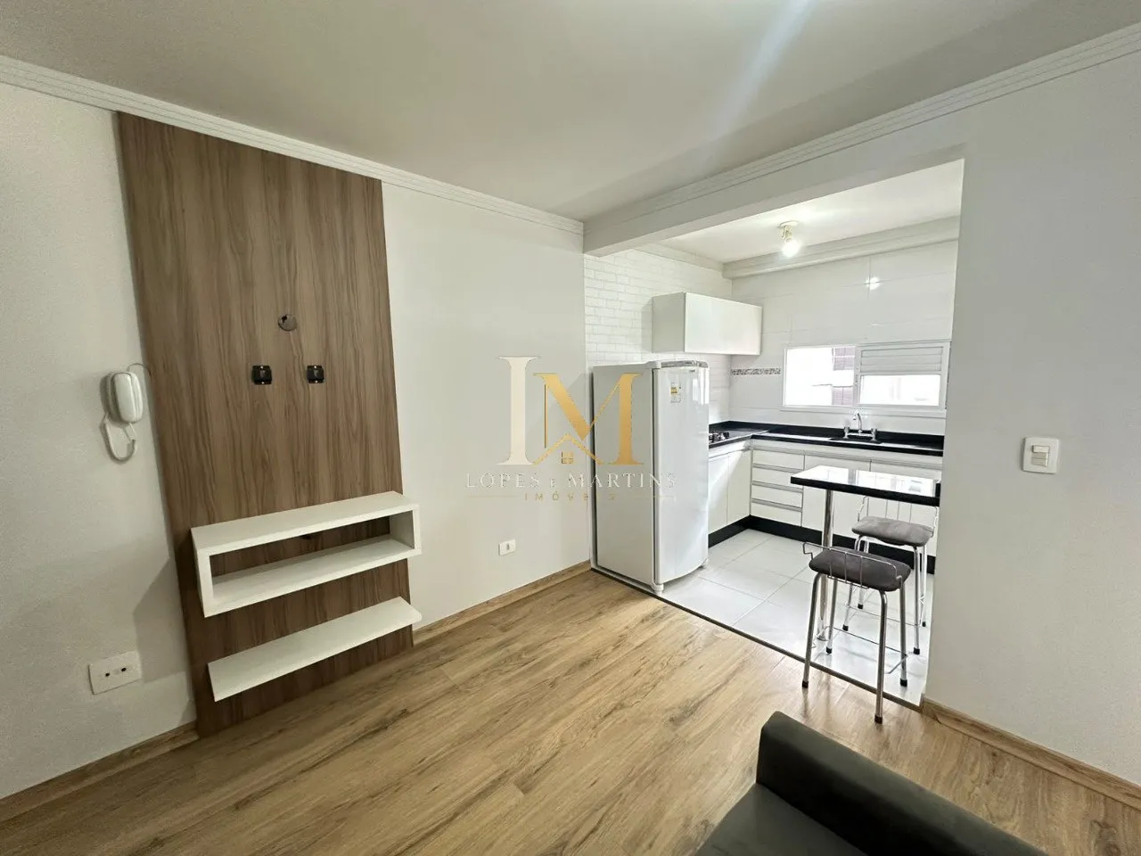 One-bedroom apartment with wood or laminate floors — photo 10