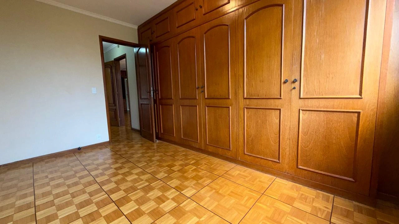 Wood or laminate floors in a 3-bedroom apartment, 157 m² — photo 4