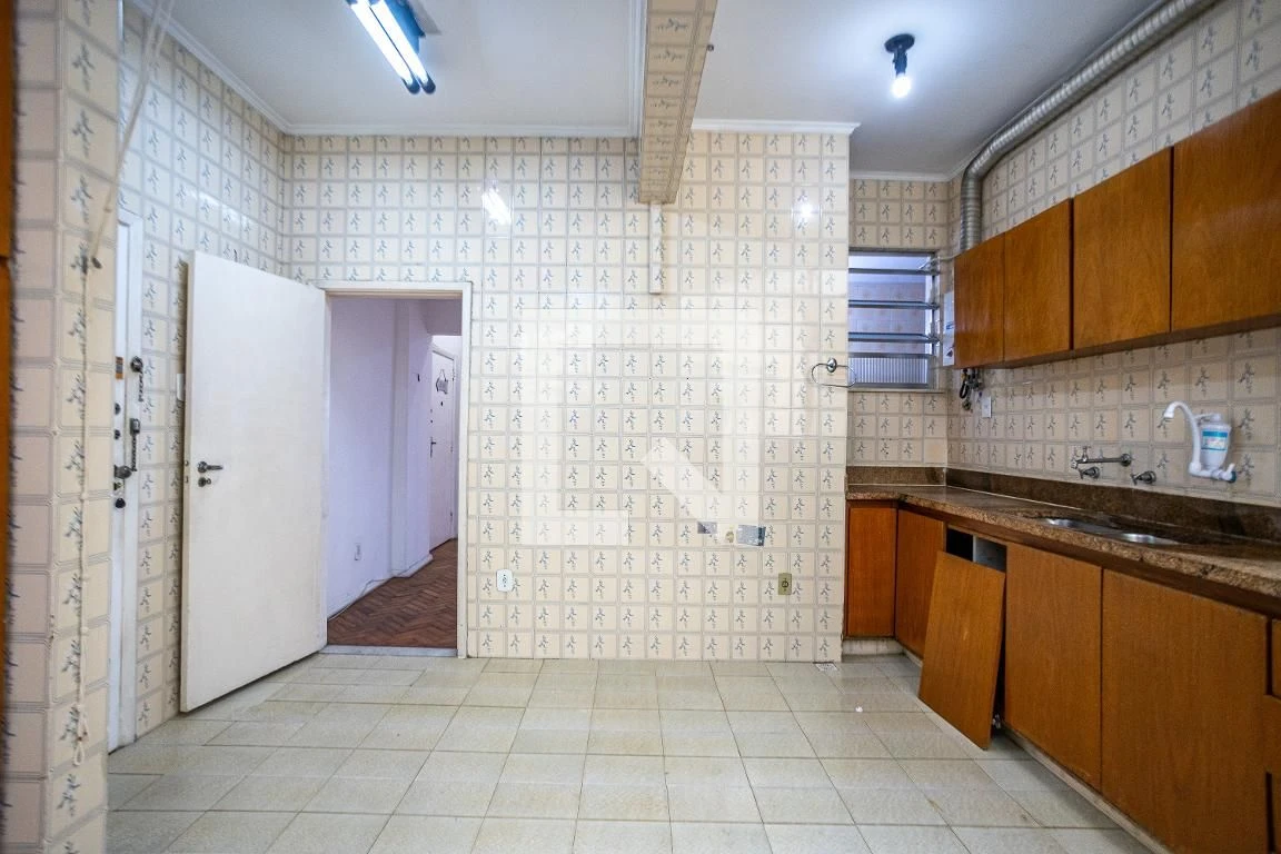 Wood or laminate floors in a 3-bedroom apartment, 85 m² — photo 33