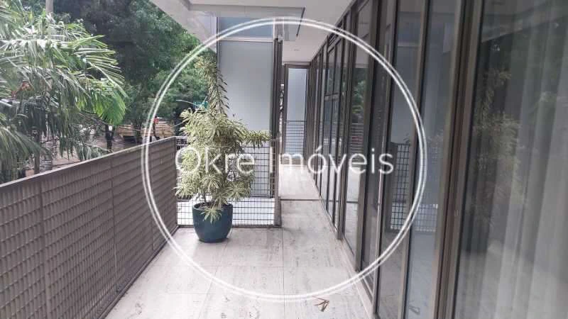 4-bedroom apartment with an open kitchen and stove — photo 12