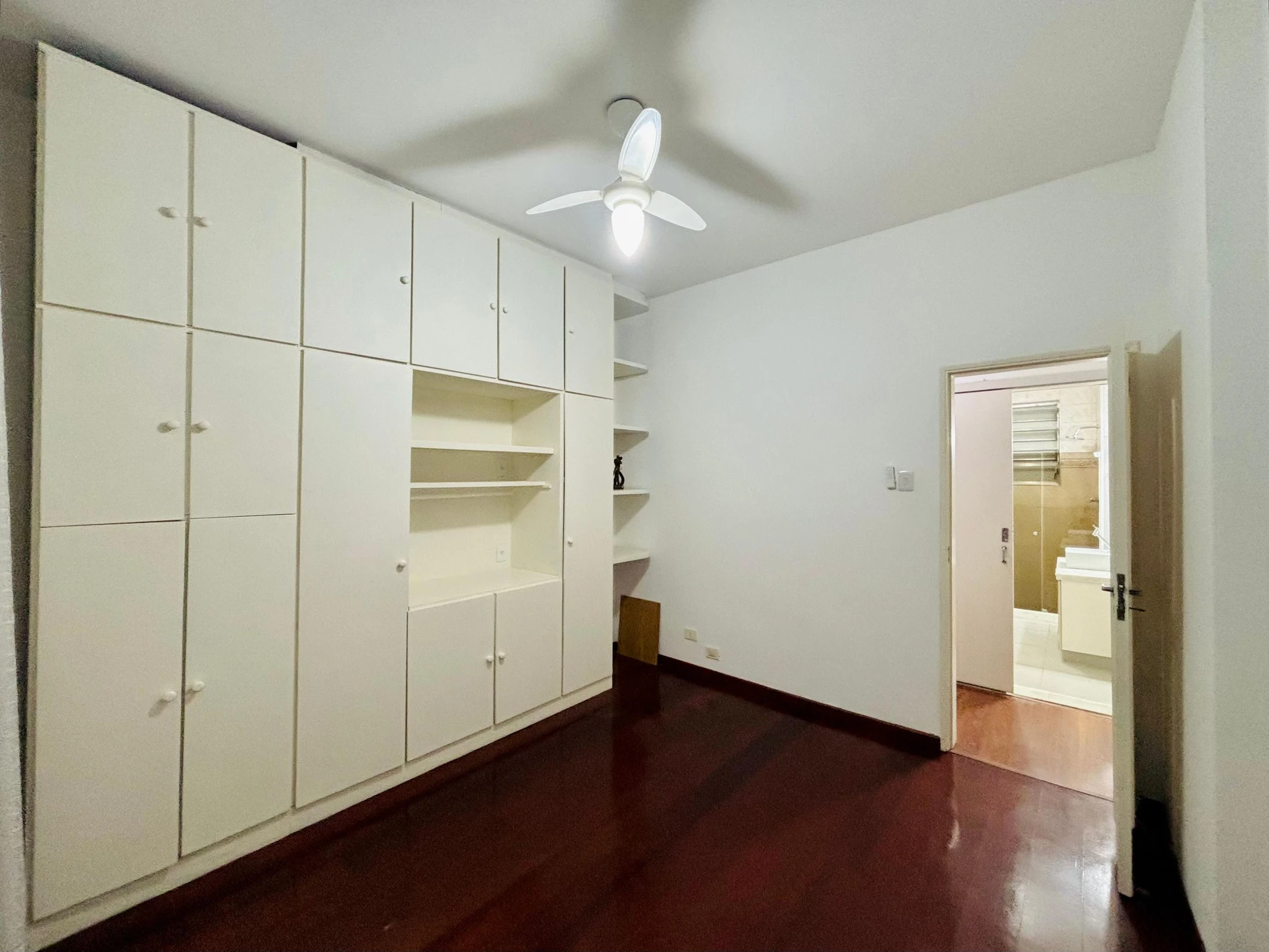 Wood or laminate floors in a 3-bedroom apartment, 110 m² — photo 4